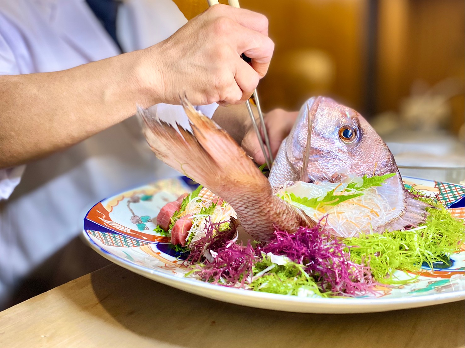 お持ち込み頂いたお魚は、お造りや焼物、煮物など様々な調理法でお料理します。ご希望を遠慮なくお申し付けくださいませ。